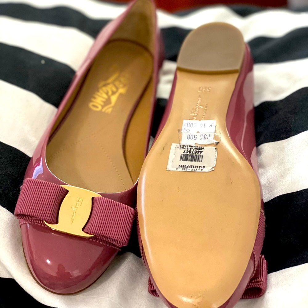Ferragamo flats Varina size 51/2 D. never used